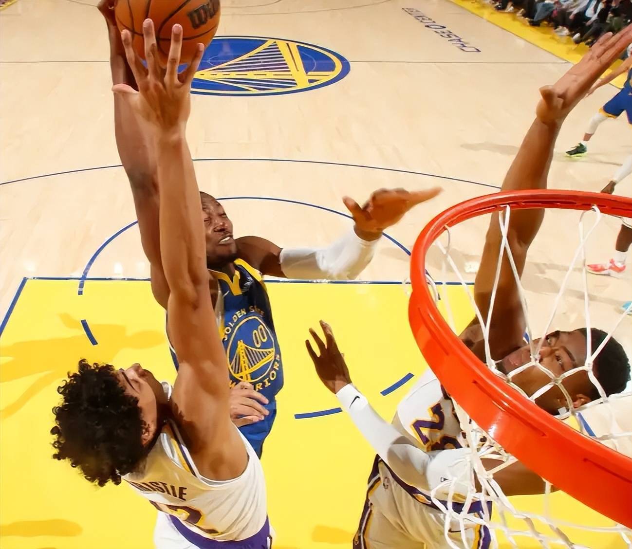 勇士绝杀时刻，狂砍50分点燃赛场，魔术迎来胜利！